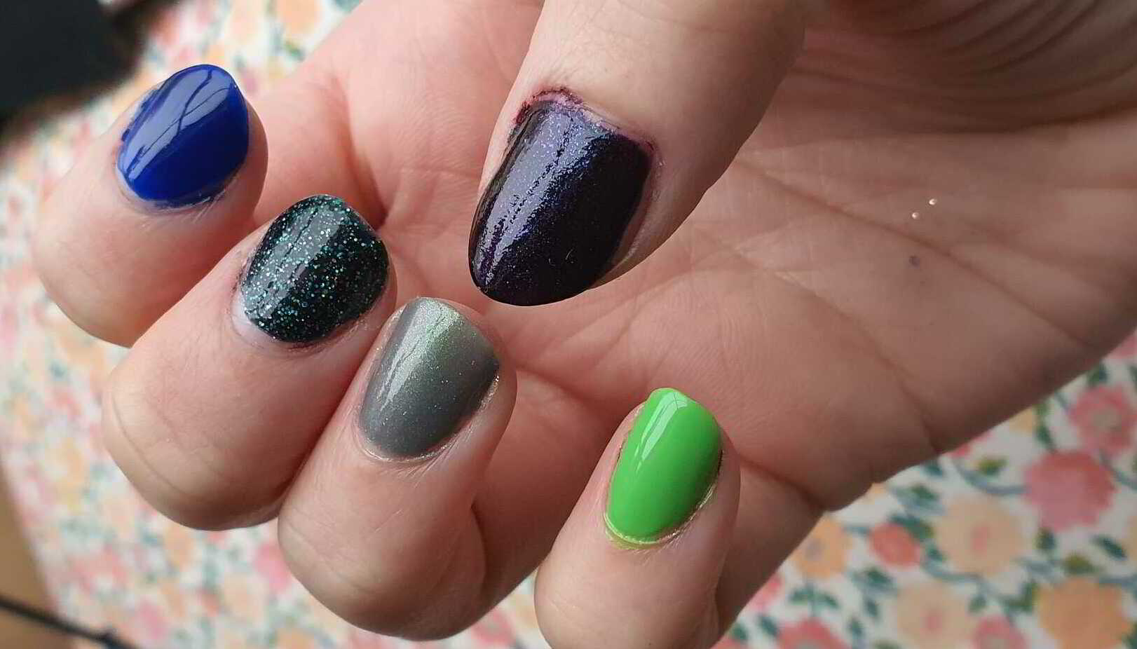 Nail polish manicure of shade L.A.Colors Refresh, Holo Taco Alien Infatuation, Holo Taco Starry-Eyed, OPI Fiyero's my mani, OPI Abstract After Dark, Seche Seche Vite, 