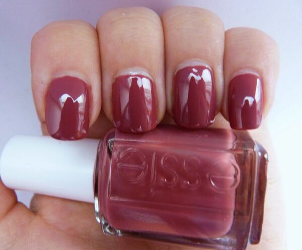 Nail polish swatch / manicure of shade essie In Stitches