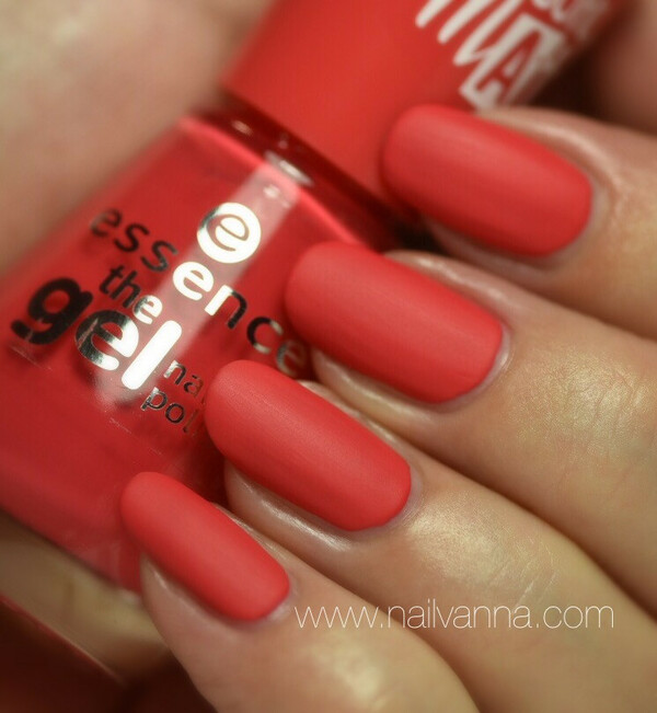 Nail polish swatch / manicure of shade essence Va va voom