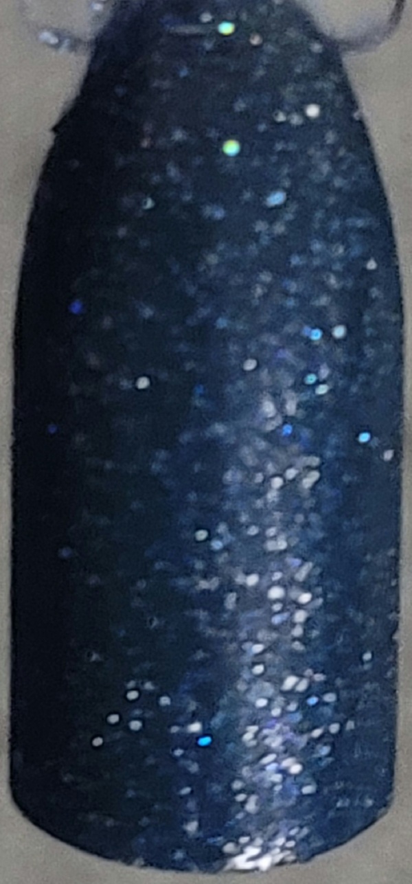 Nail polish swatch / manicure of shade Illuimaté Blue Nude