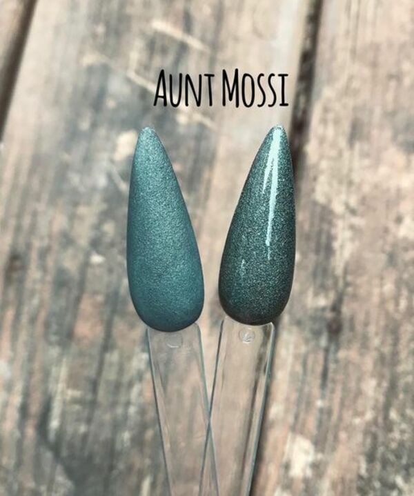 Nail polish swatch / manicure of shade Dippsters Aunt Mossi