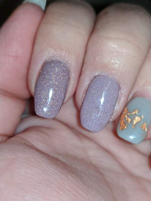 Nail polish swatch / manicure of shade Diva and Dauphine Macaron