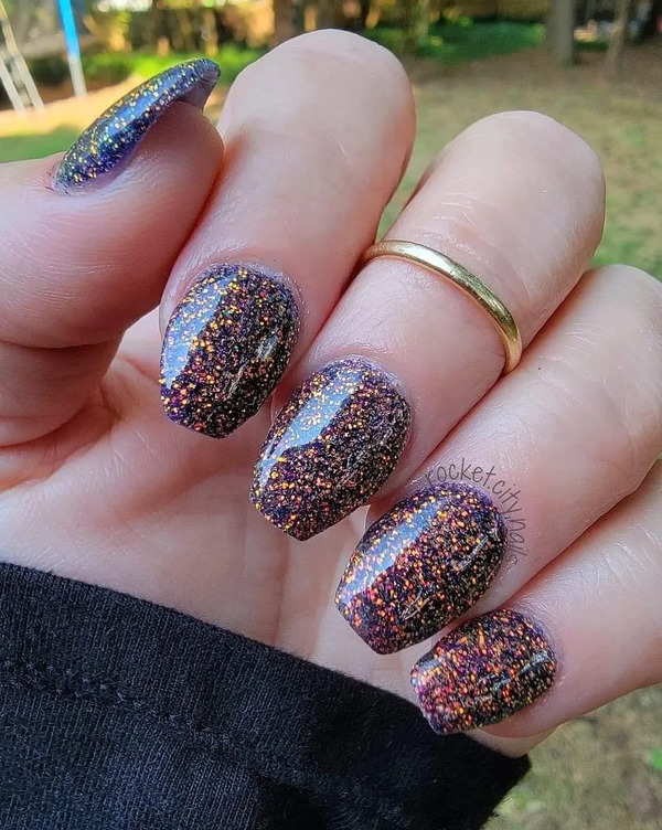 Nail polish swatch / manicure of shade Diva and Dauphine Solstice