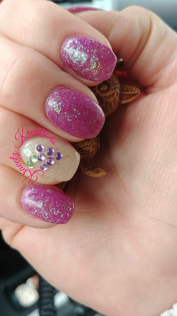 Nail polish swatch / manicure of shade Diva and Dauphine Vineyard