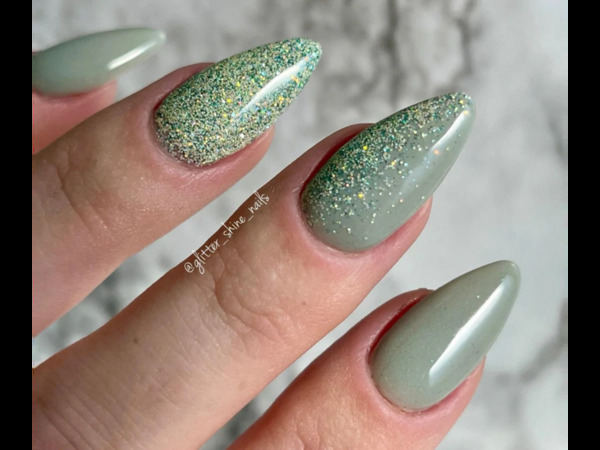 Nail polish swatch / manicure of shade ViviDips Evelyn