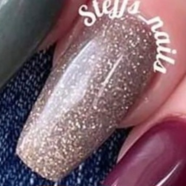 Nail polish swatch / manicure of shade Revel Aspen